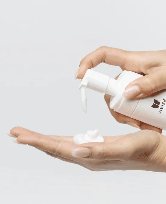 Application of Ultra Foaming Cleanser Vivier, dispensing foam into the hand